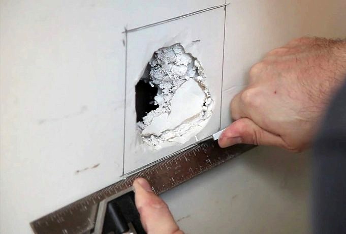 Come riparare un buco in una porta